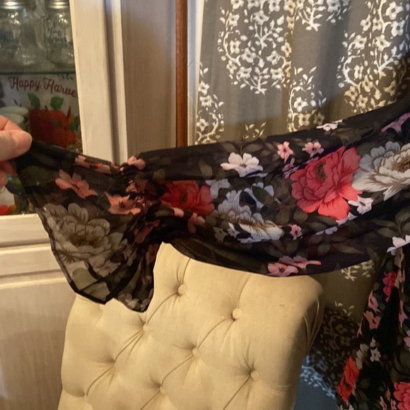 2x NWT INC beautiful black floral blouse with sheer ballon sleeves - Picture 3 of 9